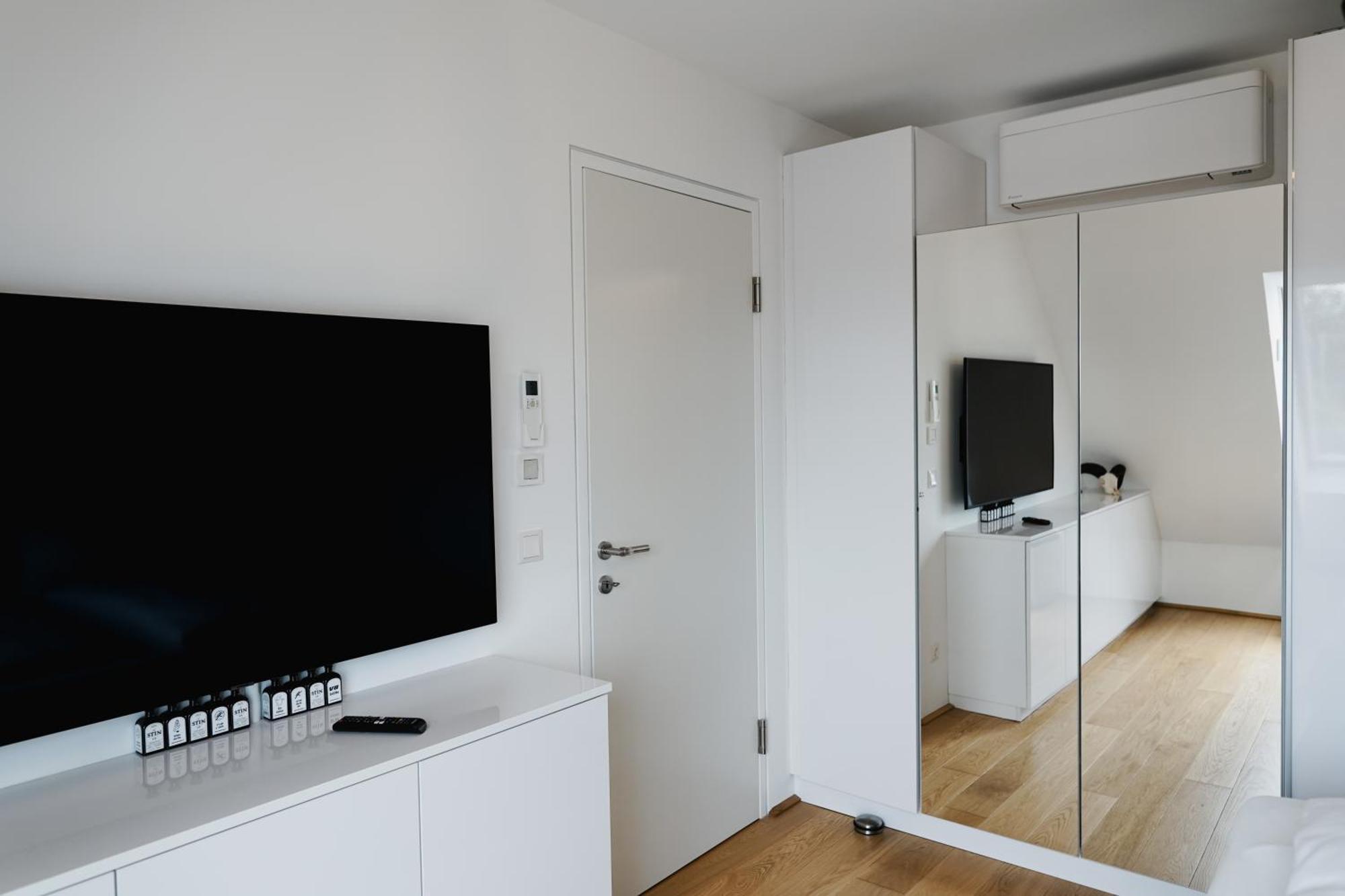 Modern Stylish Design With Free Parking Emily Apartment
